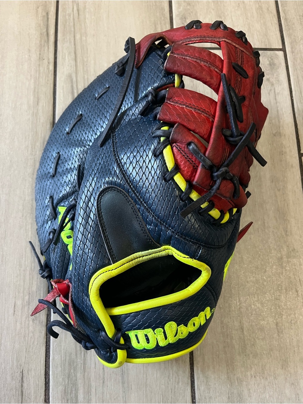 Wilson A2000 12 1/2 12.5 in. Snake super skin. First baseman glove.
